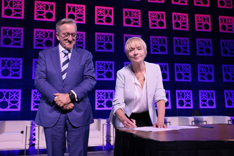 CPhA Chair Deb Saltmarche signs the FIP Montreal Declaration on Non-Communicable Diseases alongside FIP President Paul Sinclair at FIP Congress 2026